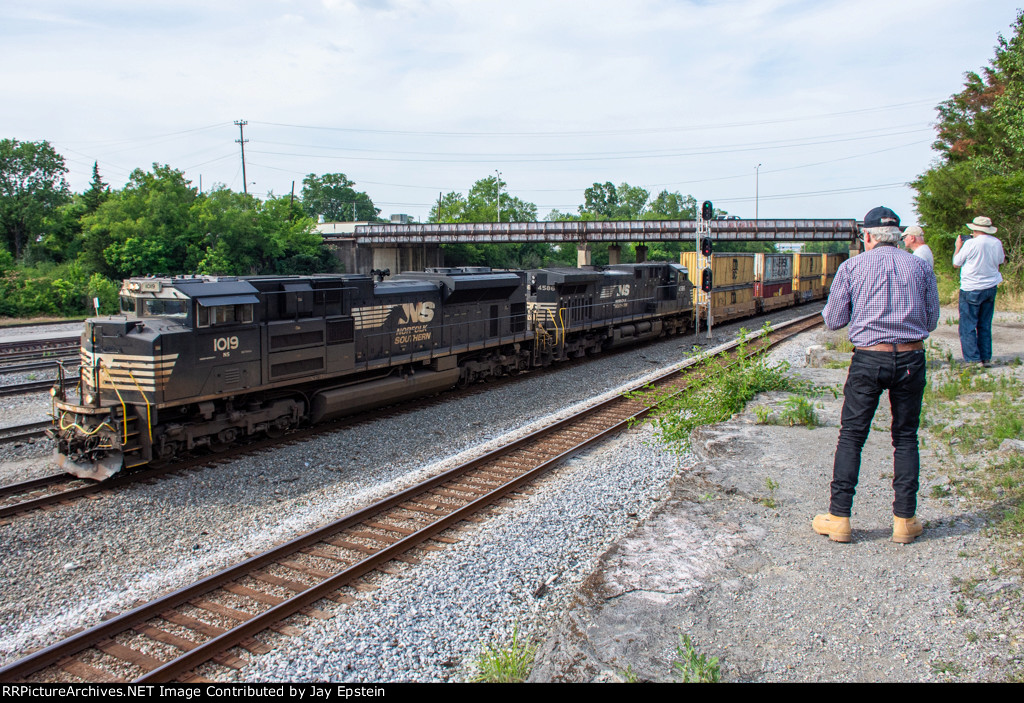 NS 1019 and 4586 pull a trash train by DeButts Yard 